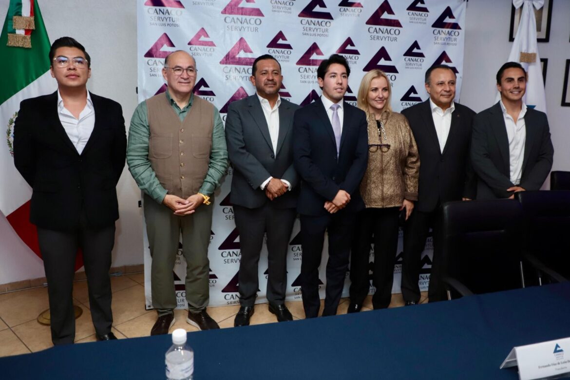 Enrique Galindo respalda a jóvenes empresarios potosinos en toma de protesta de Jóvenes Canaco