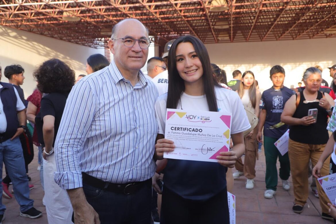 Alcalde Galindo estimula a deportistas: entrega becas Voy por San Luis