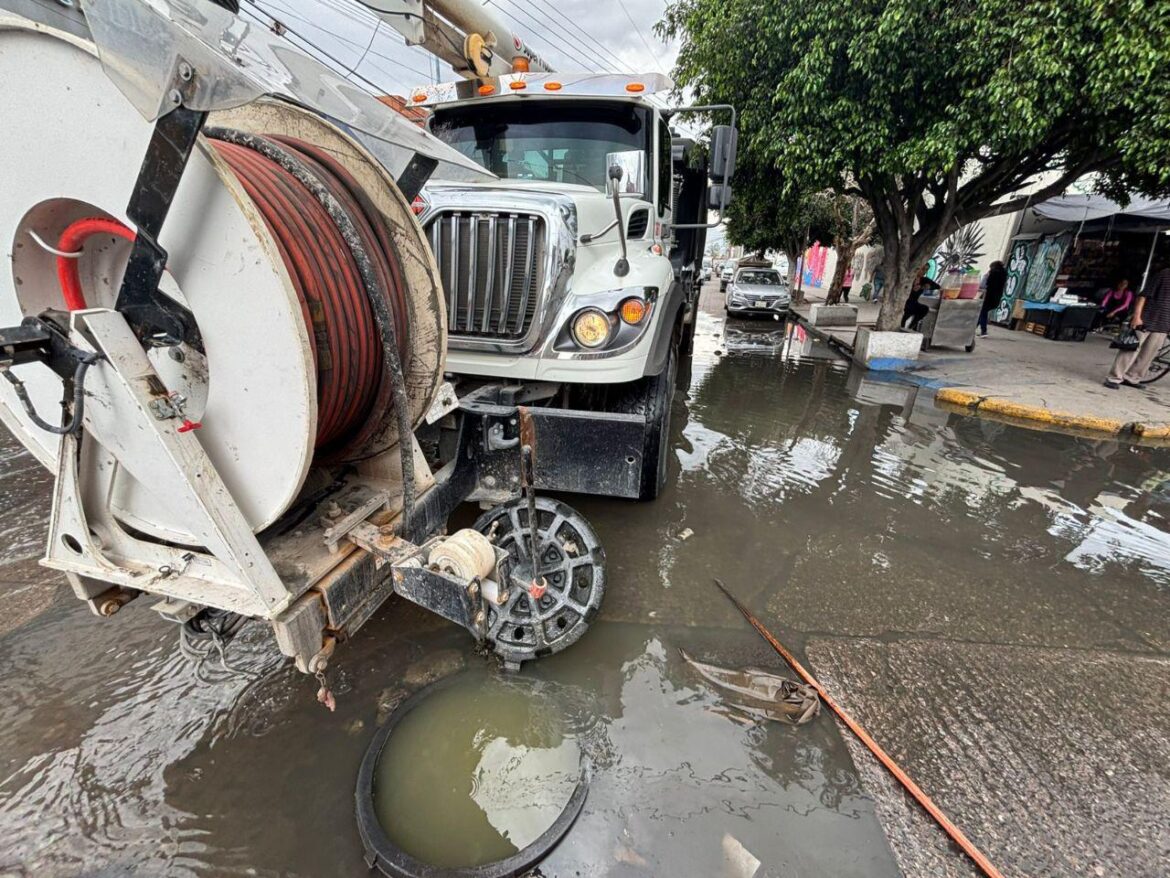 Gobierno de la Capital atiende afectaciones por colapso de drenaje en el Mercado República
