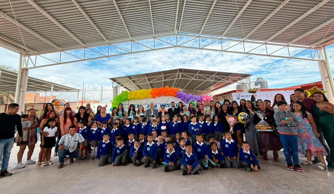 Reconocen esfuerzo de estudiantes y familias en graduaciones del Sistema Educativo Municipal