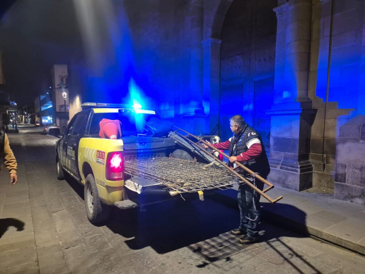 Comercio Municipal retira estructuras reincidentes durante recorrido nocturno
