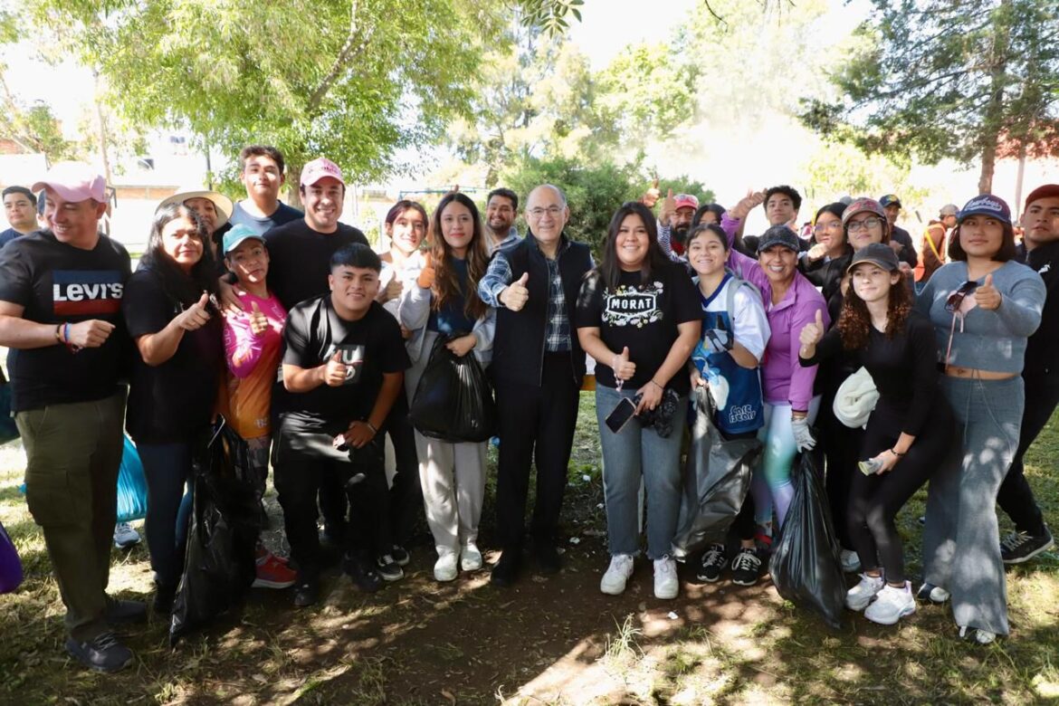 Enrique Galindo fortalece Valle de Jacarandas con mejor alumbrado y espacios públicos.