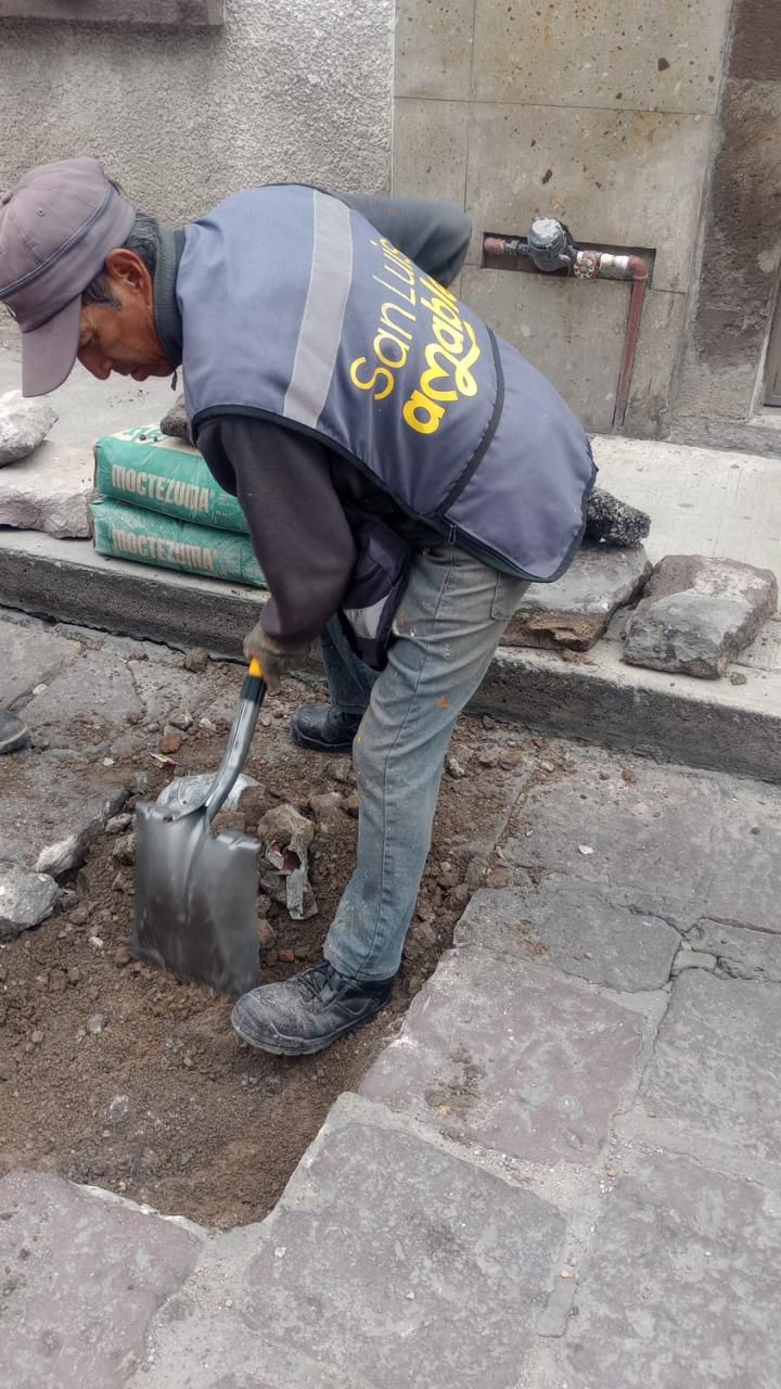 Intervienen la calle Anáhuac con labores de bacheo