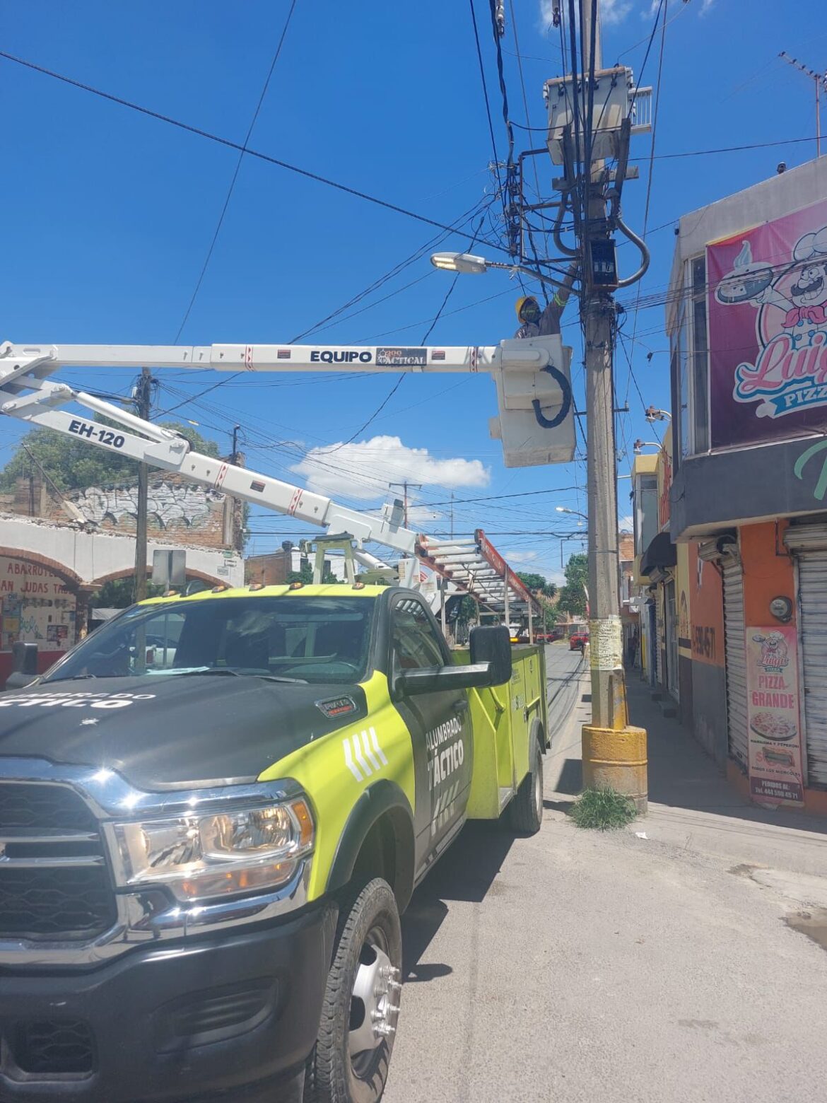 Rehabilita Gobierno de la Capital fallas eléctricas en Prolongación Muñoz