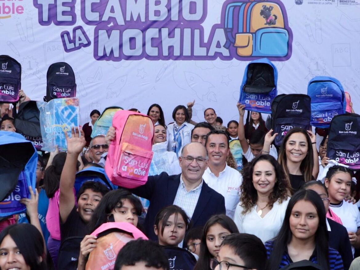 Alcalde Galindo arranca entrega de 30 mil mochilas y paquetes de útiles escolares