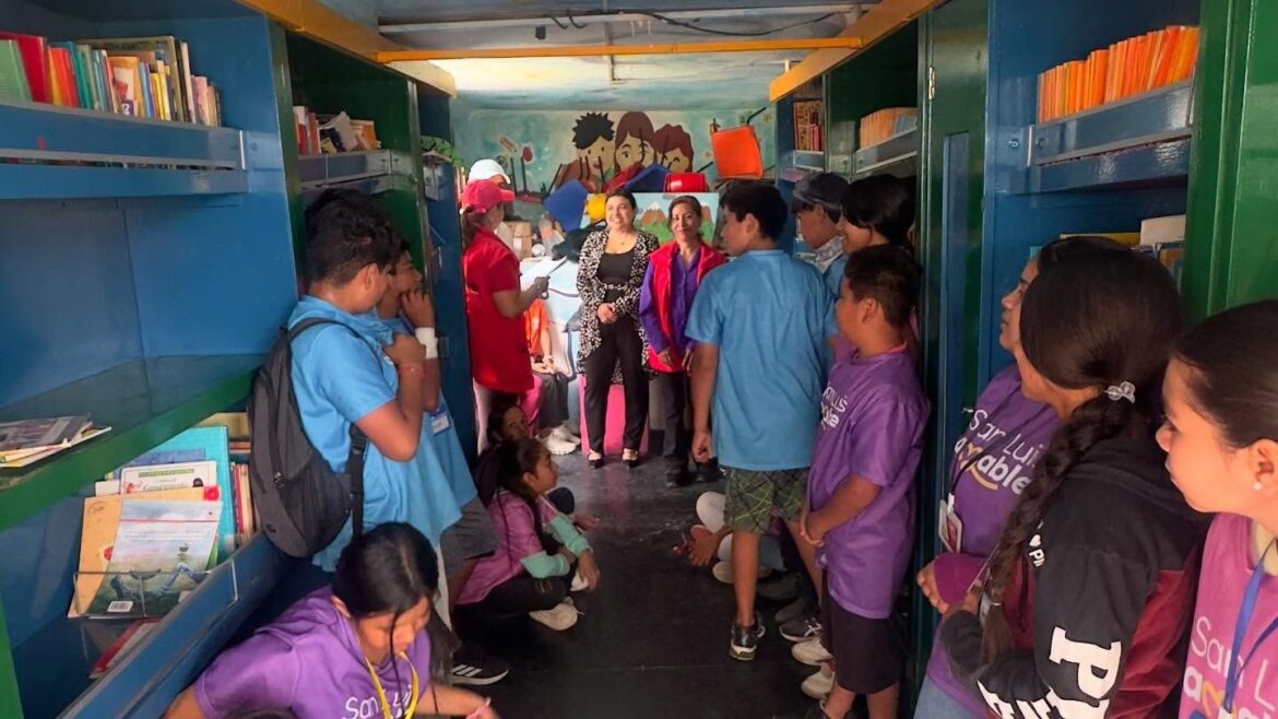 Abre agenda para que la Biblioteca Móvil visite escuelas de la Capital potosina