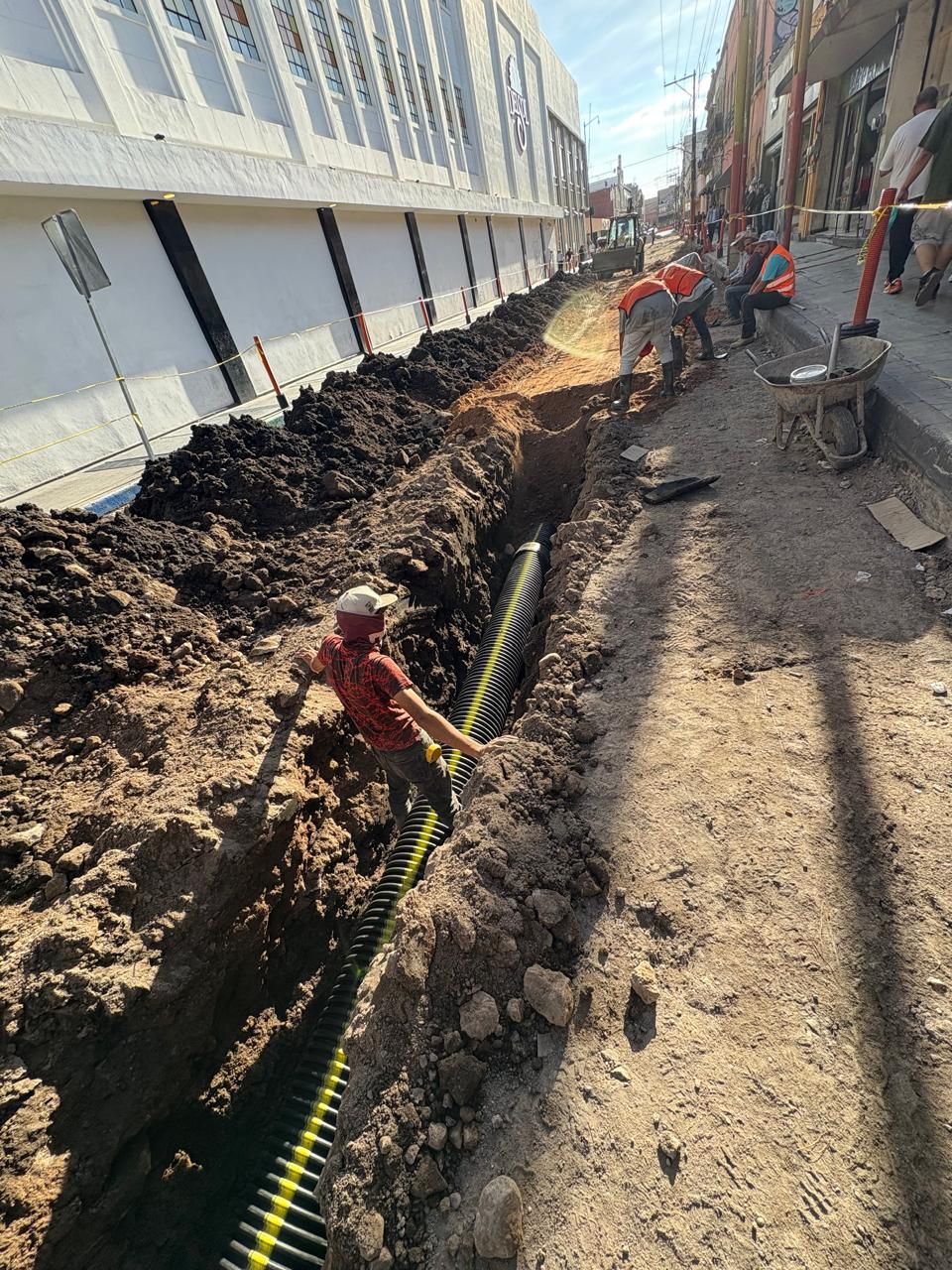 Avanza la construcción integral en la calle Julián de los Reyes, dentro del programa Vialidades Potosinas 2.0
