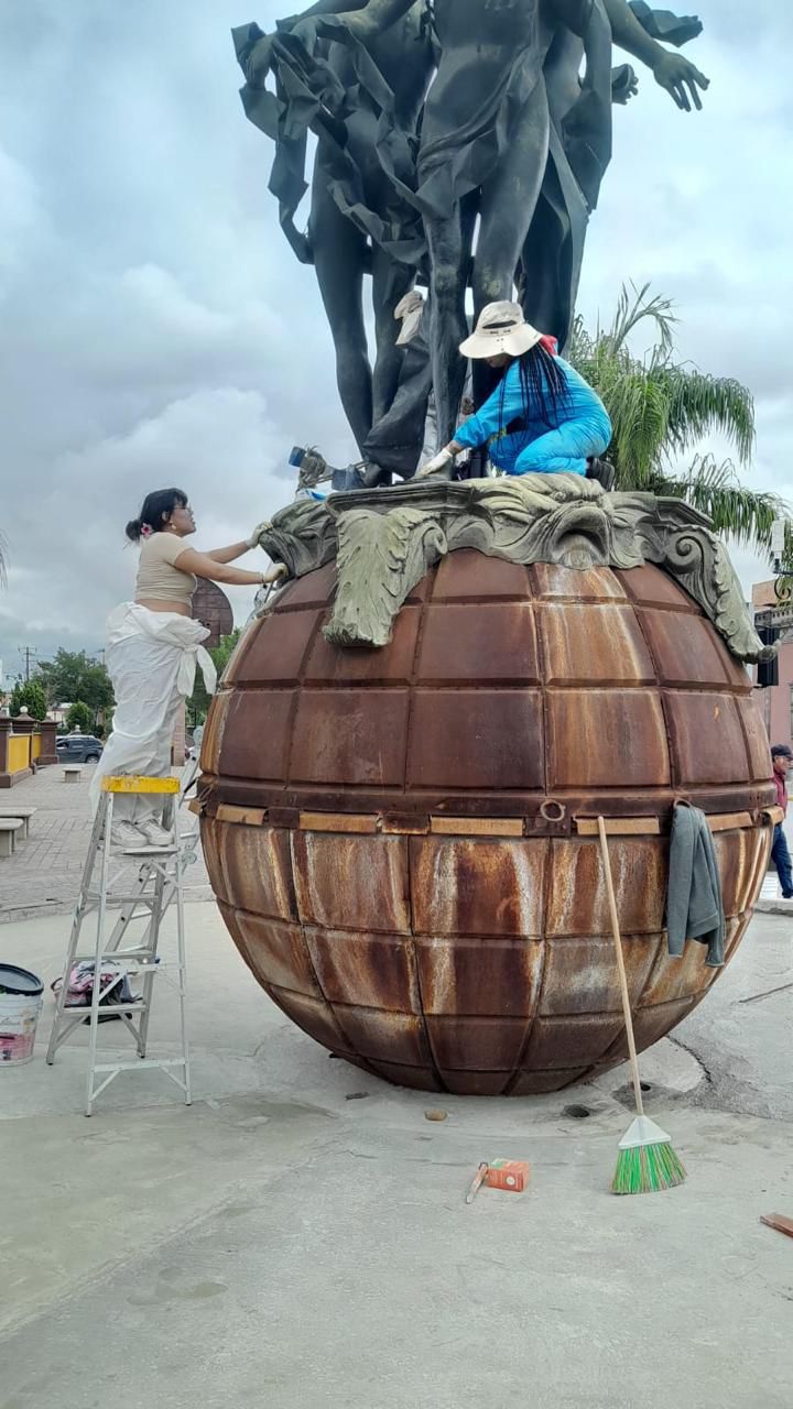 Gobierno Municipal interviene la escultura monumental El Tercer Milenio en el Centro Histórico