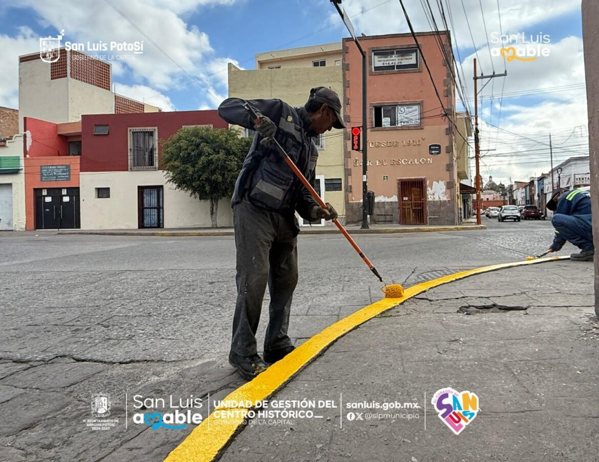 Cuadrillas del Gobierno Capitalino limpian pintas en el Jardín Colón y Carranza 