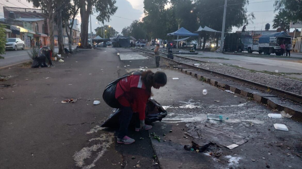Servicios Municipales realiza limpieza integral en Hernán Cortés tras tianguis dominical de las Vías