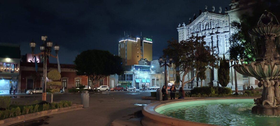 Trabajadores municipales restablecen alumbrado en la Plaza del Carmen