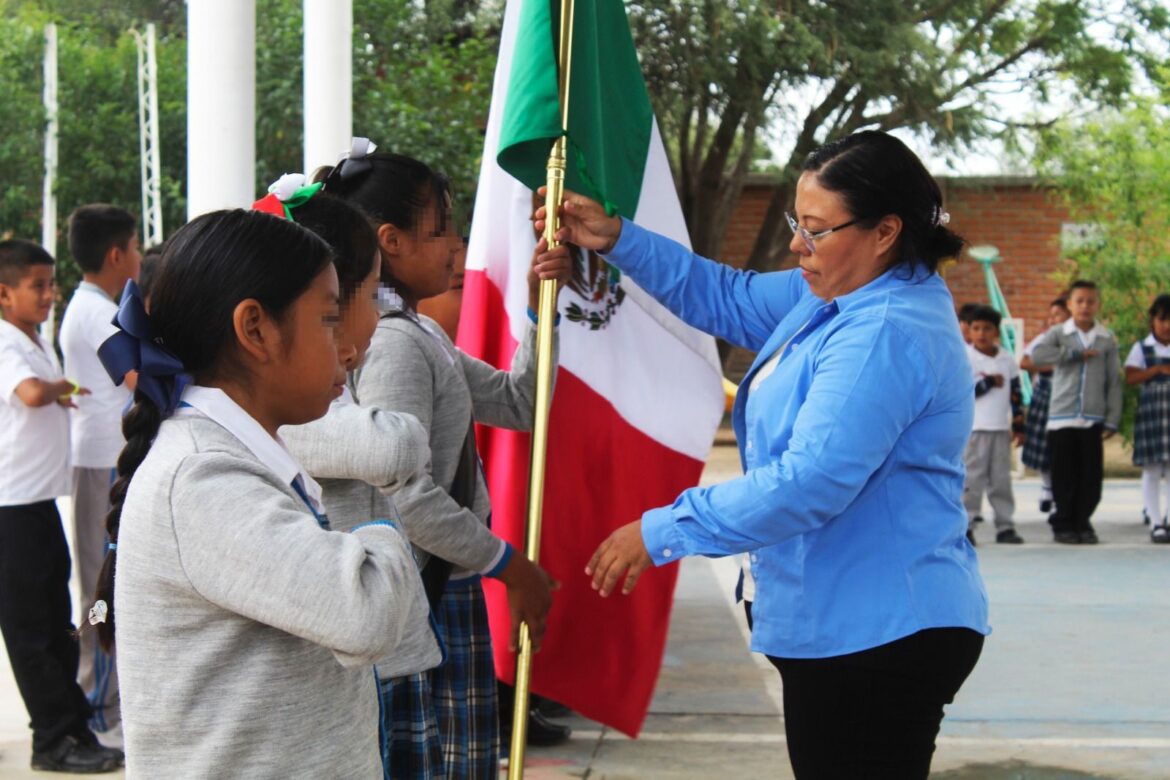 Conmemoran a la mujer indígena y promueven el respeto a los derechos de la niñez en escuelas municipales