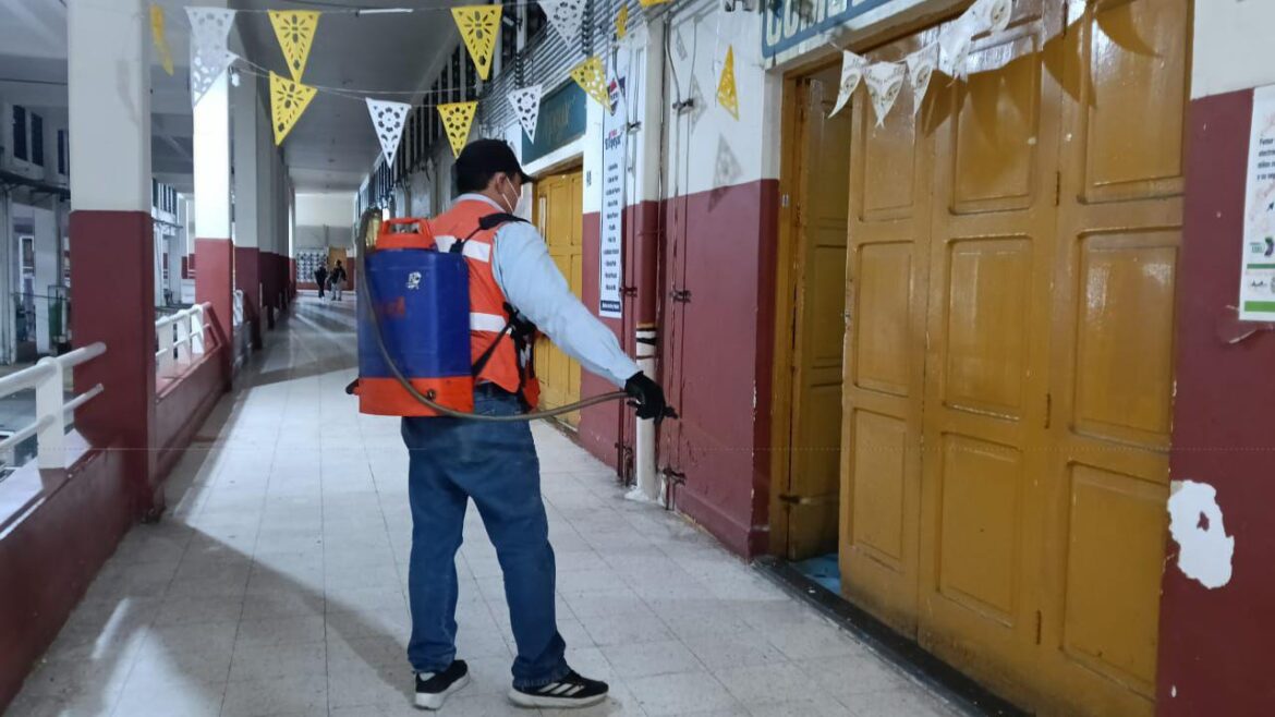 Mercados municipales de San Luis Potosí reciben fumigación para mayor seguridad e higiene