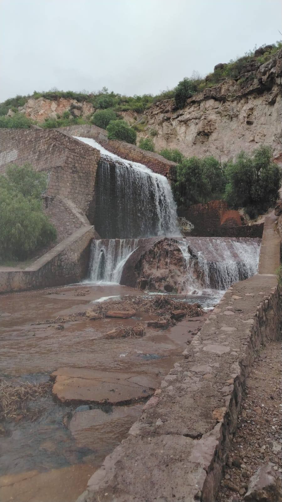 Cerrado el bulevar Río Santiago por desfogue controlado en la Presa de San José