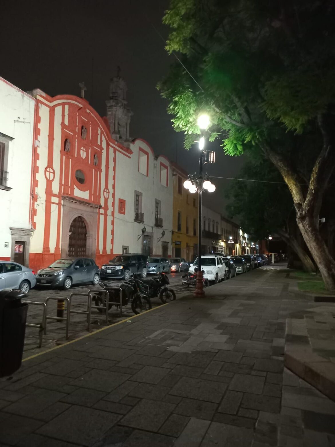Municipio repara luminarias en Jardín de San Francisco y Avenida Himalaya