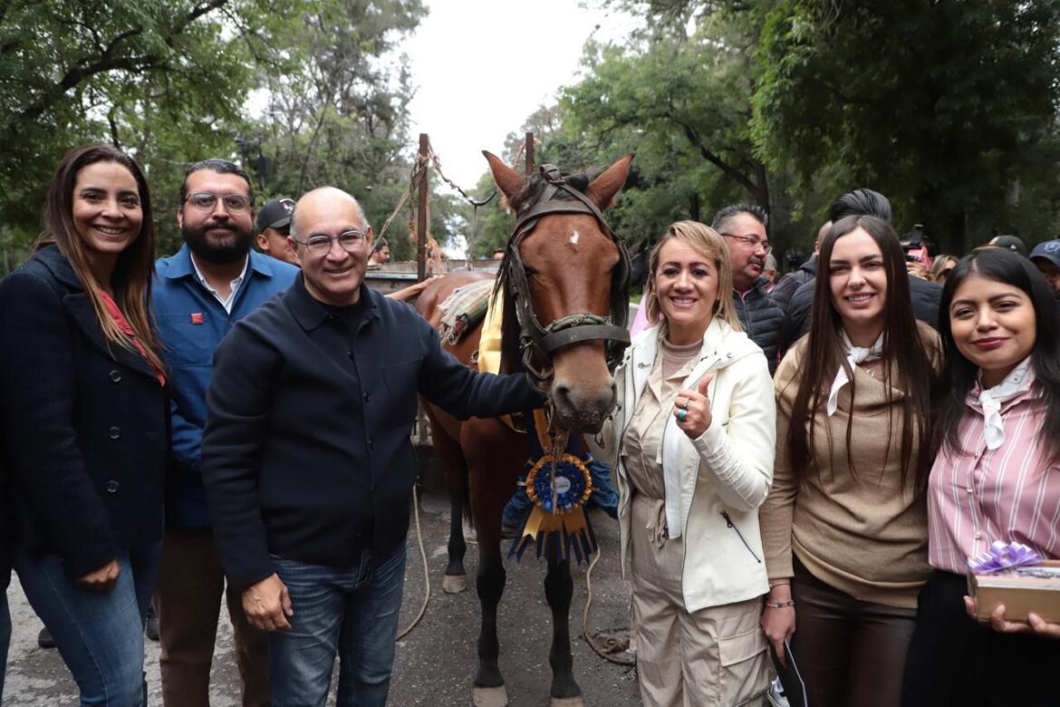 Alcalde Galindo jubila caballos de tracción: entrega motocarros a recolectores de basura