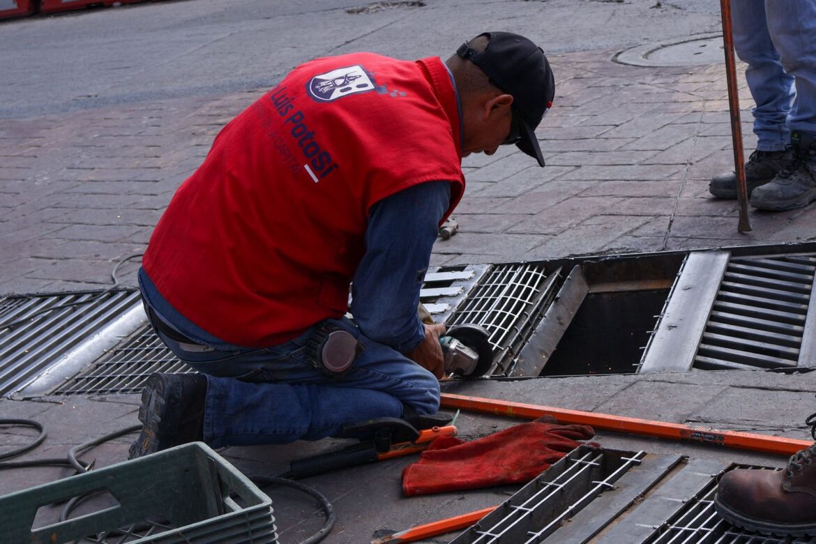 Gobierno Municipal repara de inmediato rejilla pluvial en el Centro Histórico