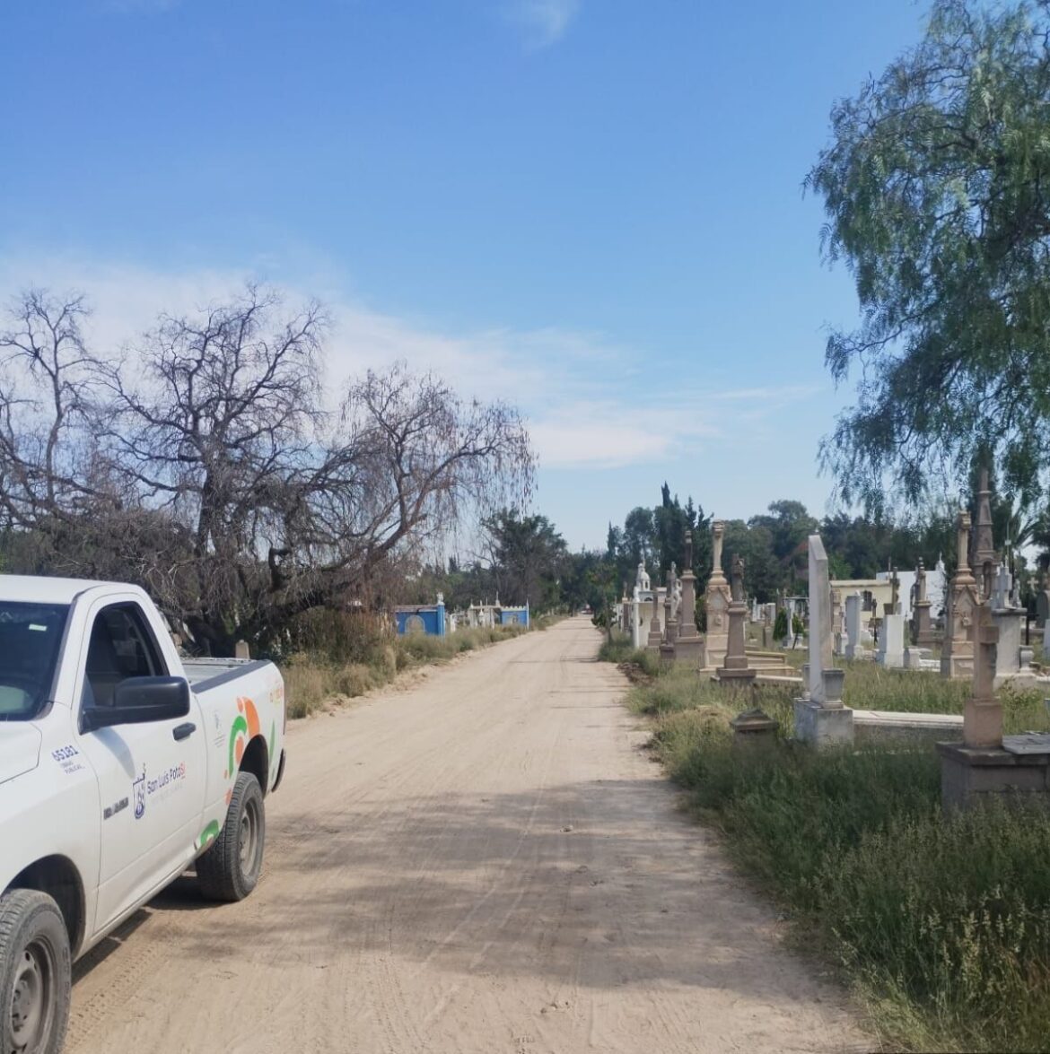 Gobierno de la Capital realiza renivelación de vialidades internas en el Panteón del Saucito