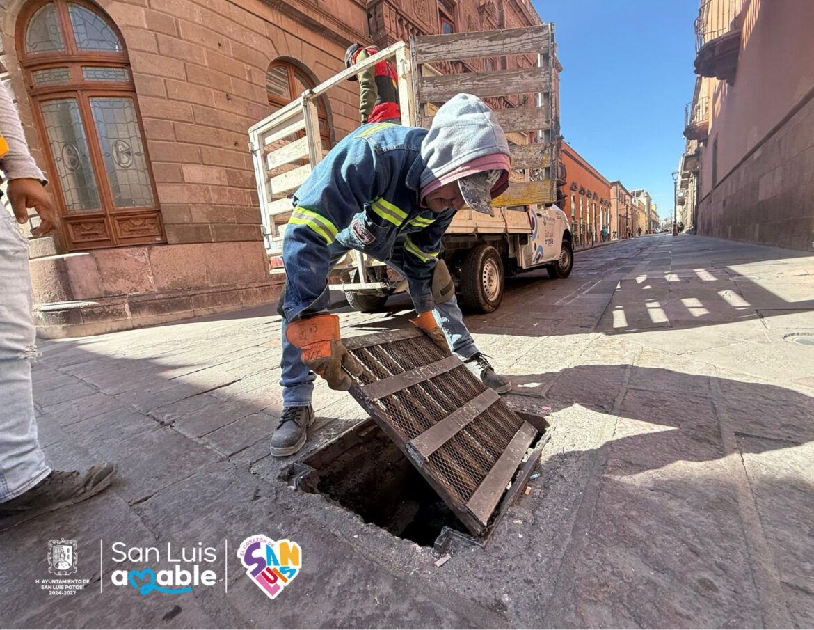 Gobierno de la Capital reparan rejilla pluvial en Aldama y Madero para mejorar el drenaje del Centro Histórico