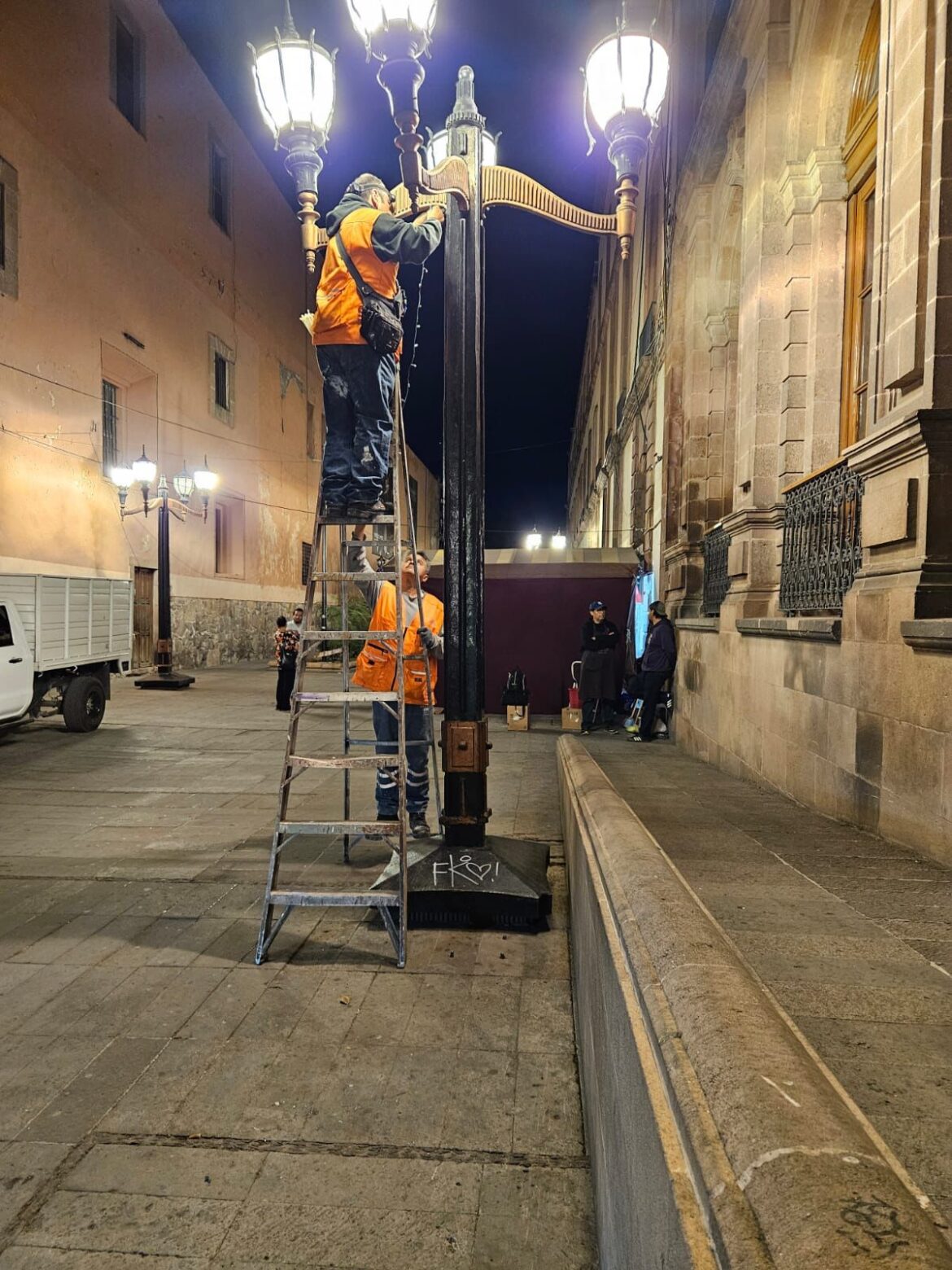 Gobierno de la Capital inicia la ornamentación navideña en la Plaza del Carmen