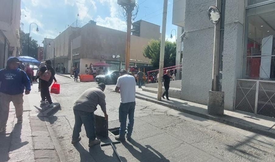 ⁠Interapas restablece el suministro de agua en viviendas de la calle Allende, en el Centro Histórico
