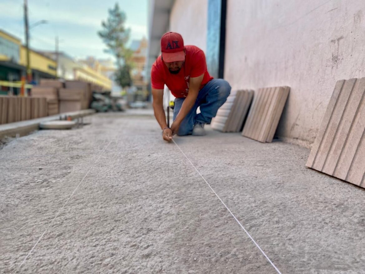 Avanza la renovación de Julián de los Reyes con nuevas banquetas de cantera en el Centro Histórico