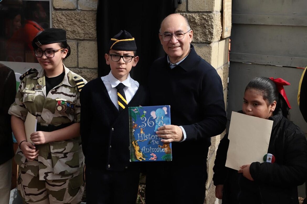 Enrique Galindo pone en funcionamiento Biblioteca: rescatan libros desechados