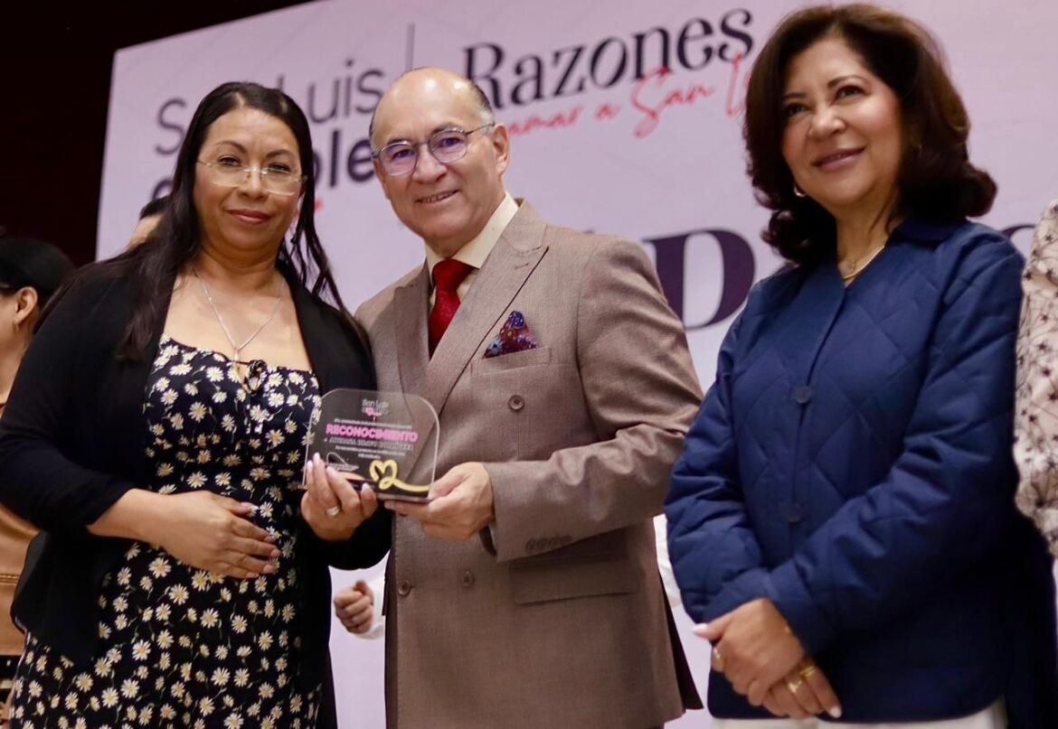 Alcalde Galindo otorga jubilaciones en emotiva ceremonia