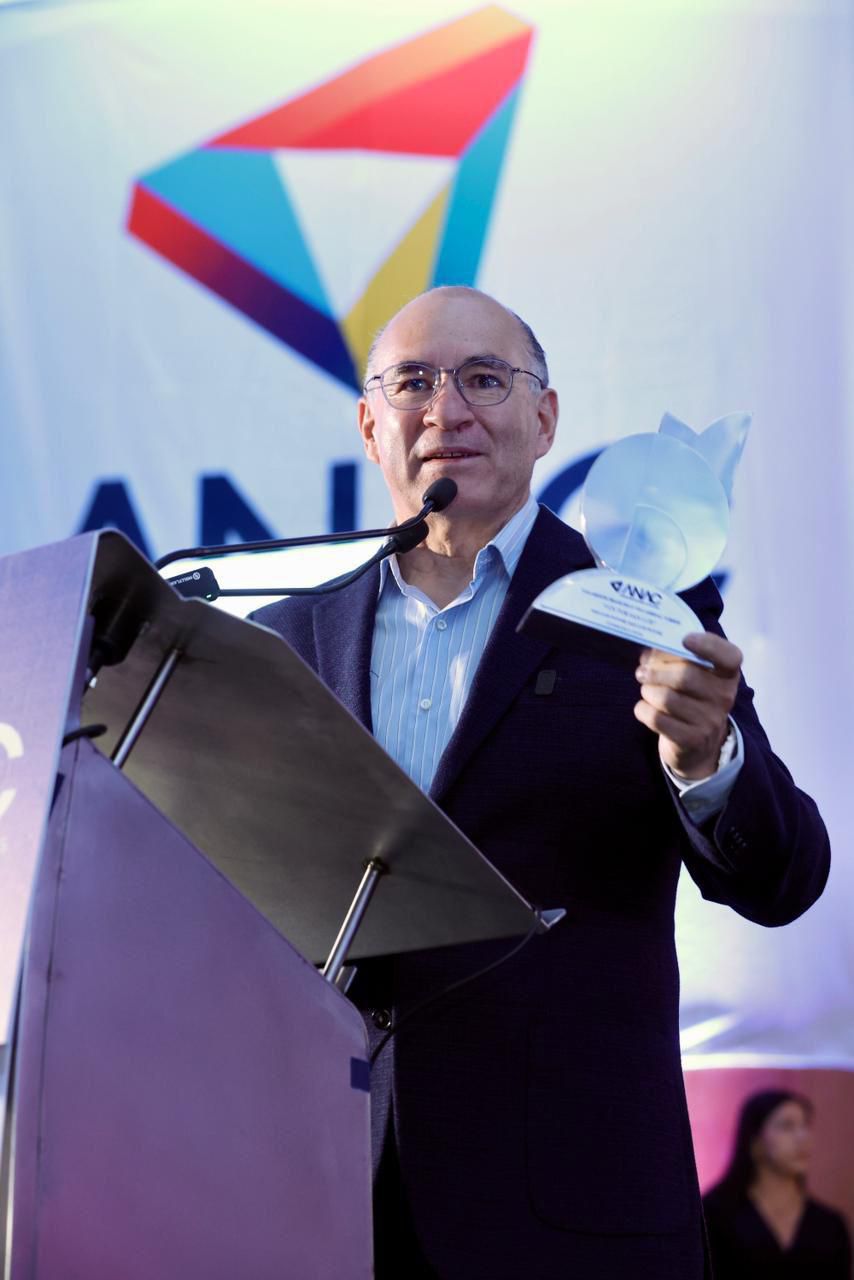 Alcalde Enrique Galindo el galardón “Francisco Villarreal Torres” por impulsar el alto rendimiento deportivo