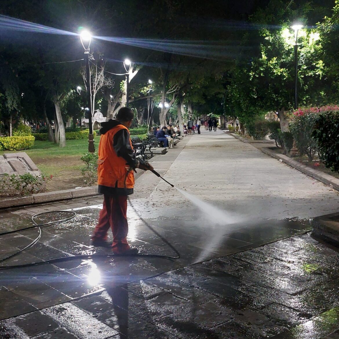 Limpieza nocturna en el Centro Histórico de San Luis Capital, en preparación para la Semana Santa
