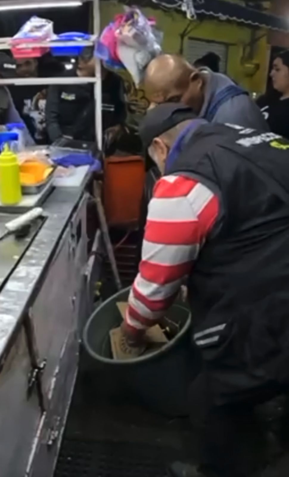 Autoridades municipales retiraron puesto ambulante donde consumían bebidas alcohólicas en la vía pública