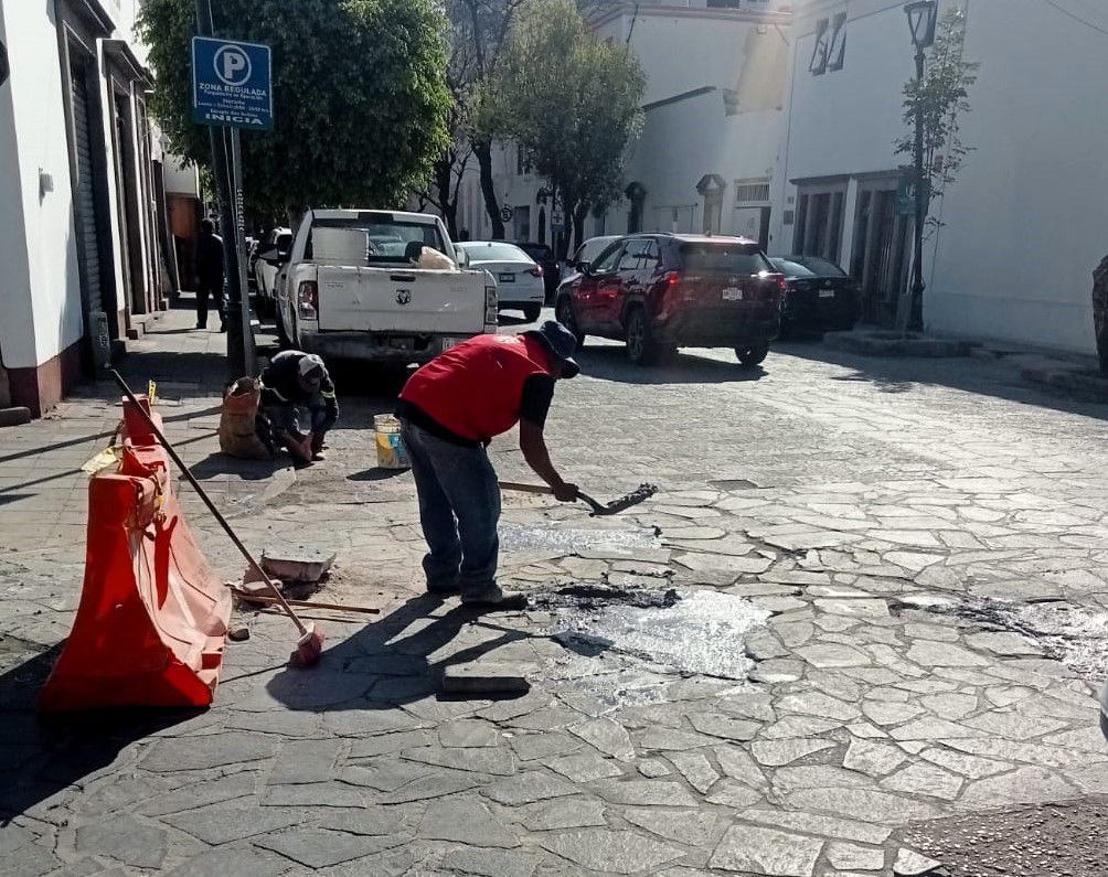 Con bacheo emergente, Gobierno de la Capital rehabilita vialidades en Tequisquiapan, Lomas y La Forestal