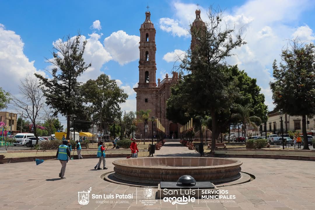 Ayuntamiento de SLP realiza limpieza y mantenimiento en atrio del Santuario.