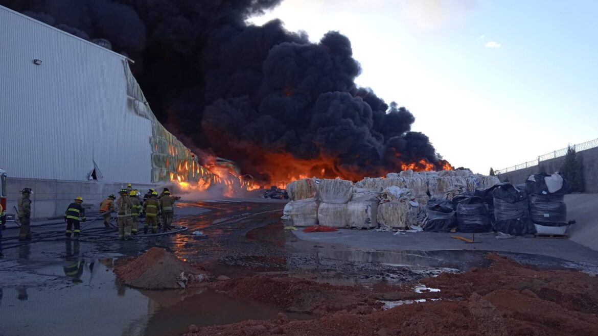 Proteccion Civil Municipal sigue colaborando en el combate al incendio en Eje 124